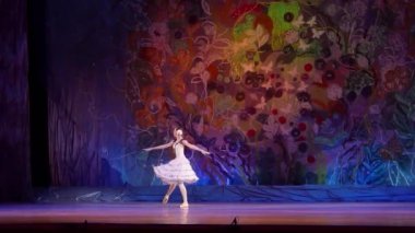 Dnipro, Ukrayna - 8 Ocak 2018: Stella Fedorovich, Yaş 15 yıl eski, bale Laurencia Devlet Opera ve bale Tiyatrosu değişimi gerçekleştirir.  