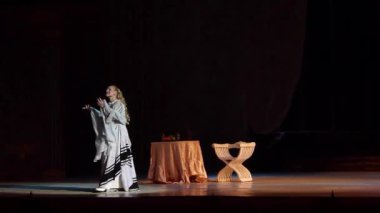 Dnipro, Ukrayna - 17 Şubat 2018: Klasik opera Rigoletto Dnipro Opera ve bale Tiyatrosu üyeleri tarafından gerçekleştirilen.