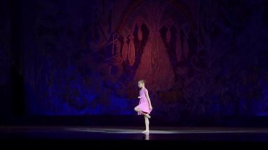 Dnipro, Ukrayna - 8 Ocak 2018: Daria Konstantinovskaya, 10 yaşında yaş, Devlet Opera ve bale Tiyatrosu geçiş yapar.  