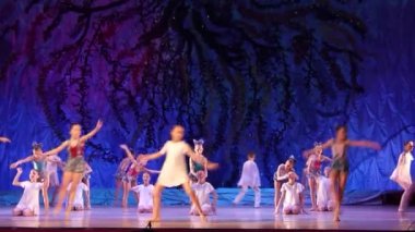 Dnipro, Ukrayna - 8 Ocak 2018: Tanımlanamayan kızlar, yaşları 9-11 yaş Talking bir melek Devlet Opera ve bale Tiyatrosu ile gerçekleştirmek. 