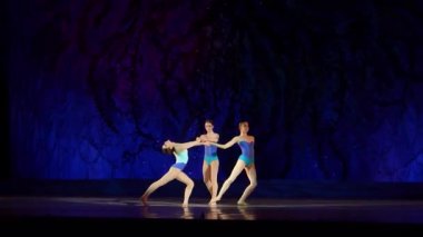 Dnipro, Ukrayna - 8 Ocak 2018: Ilona Bytler, Dasha Berkova ve Mirra Prohoda, 15 ve 14 yaş arası çocuklar için Devlet Opera ve bale Tiyatrosu H2o gerçekleştirmek.  
