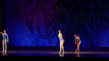 Dnipro, Ukrayna - 8 Ocak 2018: Ilona Bytler, Dasha Berkova ve Mirra Prohoda, 15 ve 14 yaş arası çocuklar için Devlet Opera ve bale Tiyatrosu H2o gerçekleştirmek.  