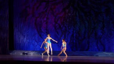 Dnipro, Ukrayna - 8 Ocak 2018: Ilona Bytler, Dasha Berkova ve Mirra Prohoda, 15 ve 14 yaş arası çocuklar için Devlet Opera ve bale Tiyatrosu H2o gerçekleştirmek.  