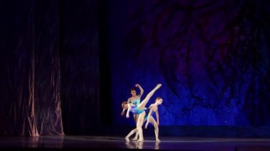Dnipro, Ukrayna - 8 Ocak 2018: Ilona Bytler, Dasha Berkova ve Mirra Prohoda, 15 ve 14 yaş arası çocuklar için Devlet Opera ve bale Tiyatrosu H2o gerçekleştirmek.  