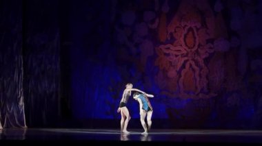 Dnipro, Ukrayna - 8 Ocak 2018: Sophia Gatylo ve Kira Tihonova, Yaş 15 ve 16 yaşında, Devlet Opera ve bale Tiyatrosu düşüncelerini gerçekleştirmek. 