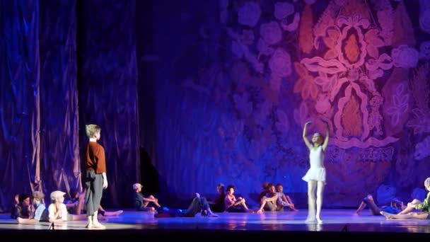 ドニエプル ウクライナ 2018 正体不明の子供歳 国立オペラ バレエ劇場で リュクサンブール公園を実行します — ストック動画