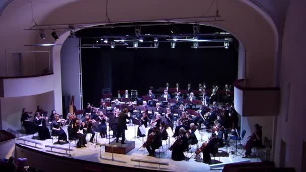 Dnipro 우크라이나 2018 오케스트라의 지휘자 나탈리 Ponomarchuk 랩소디는 필하모닉에서 Janacek에 — 비디오