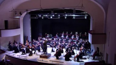 Dnipro, Ukrayna - 15 Şubat 2018: Senfoni Orkestrası - üyeleri Ana iletken Natalia Ponomarchuk gerçekleştirmek Rhapsody tarafından Leos Janacek, Filarmoni Orkestrası Taras Bulba için.