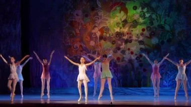 Dnipro, Ukrayna - 8 Ocak 2018: Tanımlanamayan kızlar, yaşları 10-16 yaşında, İzmir Devlet Opera ve bale Tiyatrosu bütün dünyaya gerçekleştirmek.. 