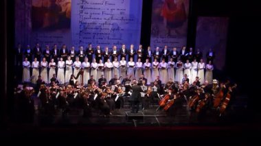 Dnipro, Ukrayna - 10 Mart 2018: Yapılan Caucasus - Cantata Senfoni Korosu ve Senfoni Orkestrası tarafından S.Lyudkevych için Dnipro Opera ve bale Tiyatrosu - üyeleri tarafından Ana iletken Nazar Yatskiv.
