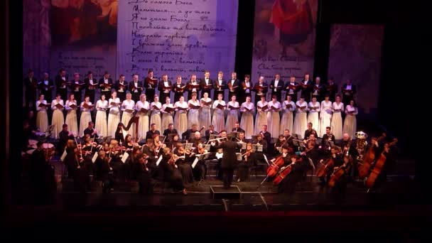 Dnipro, Ukrajna - 2018. március 10.: Kaukázusban a tettekig - kantáta Szimfonikus kórusa és szimfonikus zenekar, a S.Lyudkevych által végzett tagjai a Dnipro Opera és balett Színház - karmester Judit Yatskiv.
