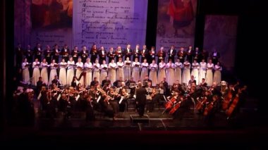 Dnipro, Ukrayna - 10 Mart 2018: Yapılan Caucasus - Cantata Senfoni Korosu ve Senfoni Orkestrası tarafından S.Lyudkevych için Dnipro Opera ve bale Tiyatrosu - üyeleri tarafından iletken Nazar Yatskiv.