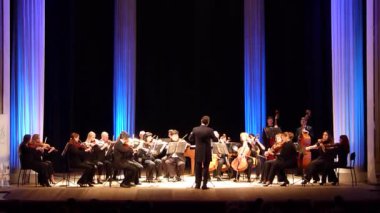 Dnipro, Ukrayna - 12 Mart 2018: Dört mevsim Oda Orkestrası - Ana iletken Dmitry Logvin gerçekleştirmek St. Paul's Suite Gustav Holst devlet Dram Tiyatrosu'nda tarafından.