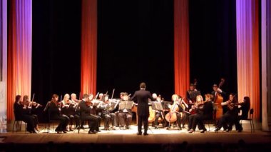 Dnipro, Ukrayna - 12 Mart 2018: Dört mevsim Oda Orkestrası - Ana iletken Dmitry Logvin gerçekleştirmek St. Paul's Suite Gustav Holst devlet Dram Tiyatrosu'nda tarafından.