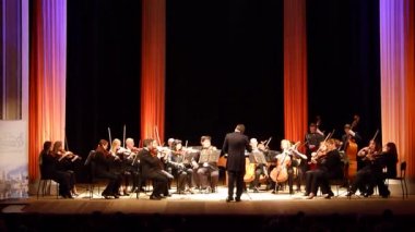 Dnipro, Ukrayna - 12 Mart 2018: Dört mevsim Oda Orkestrası - Ana iletken Dmitry Logvin gerçekleştirmek St. Paul's Suite Gustav Holst devlet Dram Tiyatrosu'nda tarafından.