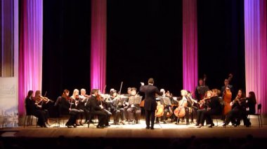 Dnipro, Ukrayna - 12 Mart 2018: Dört mevsim Oda Orkestrası - Ana iletken Dmitry Logvin gerçekleştirmek St. Paul's Suite Gustav Holst devlet Dram Tiyatrosu'nda tarafından.