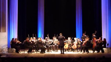 Dnipro, Ukrayna - 12 Mart 2018: Dört mevsim Oda Orkestrası - Ana iletken Dmitry Logvin gerçekleştirmek St. Paul's Suite Gustav Holst devlet Dram Tiyatrosu'nda tarafından.