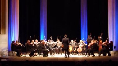 Dnipro, Ukrayna - 12 Mart 2018: Dört mevsim Oda Orkestrası - Ana iletken Dmitry Logvin gerçekleştirmek St. Paul's Suite Gustav Holst devlet Dram Tiyatrosu'nda tarafından.