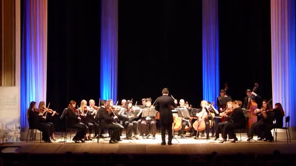 Dněpr, Ukrajina - 12 března 2018: Čtyři roční období komorní orchestr - hlavní dirigent Dmitrij Logvin provádět St. Pauls Suite Gustav Holst ve státním divadle Drama.