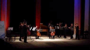 Dnipro, Ukrayna - 12 Mart 2018: Dört mevsim Oda Orkestrası gerçekleştirmek Suite Battaliya Heinrich Ignaz Franz von Biber devlet Dram Tiyatrosu'nda tarafından.
