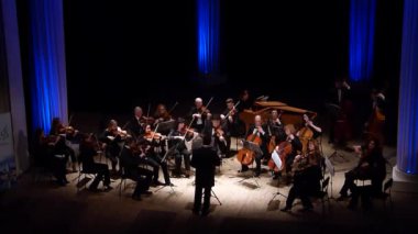 Dnipro, Ukrayna - 12 Mart 2018: Dört mevsim Oda Orkestrası - Ana iletken Dmitry Logvin Konçertosu grosso gerçekleştirin. George Frederick Handel devlet Dram Tiyatrosu'nda tarafından 6 No.9.