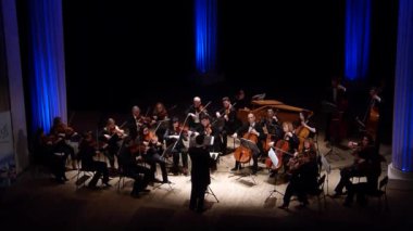 Dnipro, Ukrayna - 12 Mart 2018: Dört mevsim Oda Orkestrası - Ana iletken Dmitry Logvin Konçertosu grosso gerçekleştirin. George Frederick Handel devlet Dram Tiyatrosu'nda tarafından 6 No.9.