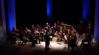 Dnipro, Ukrayna - 12 Mart 2018: Dört mevsim Oda Orkestrası - Ana iletken Dmitry Logvin Konçertosu grosso gerçekleştirin. George Frederick Handel devlet Dram Tiyatrosu'nda tarafından 6 No.9.