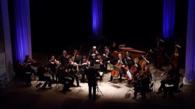 Dnipro, Ukrayna - 12 Mart 2018: Dört mevsim Oda Orkestrası - Ana iletken Dmitry Logvin Konçertosu grosso gerçekleştirin. George Frederick Handel devlet Dram Tiyatrosu'nda tarafından 6 No.9.