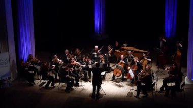 Dnipro, Ukrayna - 12 Mart 2018: Dört mevsim Oda Orkestrası - Ana iletken Dmitry Logvin Konçertosu grosso gerçekleştirin. George Frederick Handel devlet Dram Tiyatrosu'nda tarafından 6 No.9.