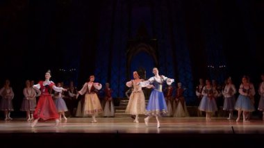 Dnipro, Ukrayna - 17 Mart 2018: Dnipro Devlet Opera ve bale Tiyatrosu üyeleri tarafından gerçekleştirilen Kuğu Gölü Balesi.