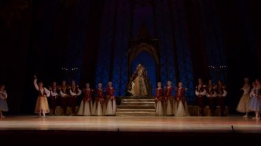 Dnipro, Ukrayna - 17 Mart 2018: Dnipro Devlet Opera ve bale Tiyatrosu üyeleri tarafından gerçekleştirilen Kuğu Gölü Balesi.