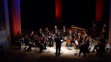 Dnipro, Ukrayna - 12 Mart 2018: Dört mevsim Oda Orkestrası - Ana iletken Dmitry Logvin gerçekleştirmek Passacaglia George Frederick Handel devlet Dram Tiyatrosu'nda tarafından.