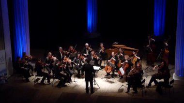Dnipro, Ukrayna - 12 Mart 2018: Dört mevsim Oda Orkestrası - Ana iletken Dmitry Logvin gerçekleştirmek Aria Johann Sebastian Bach Devlet Dram Tiyatrosu'nda tarafından.