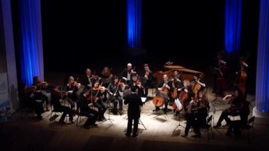 Dnipro, Ukrayna - 12 Mart 2018: Dört mevsim Oda Orkestrası - Ana iletken Dmitry Logvin gerçekleştirmek Aria Johann Sebastian Bach Devlet Dram Tiyatrosu'nda tarafından.