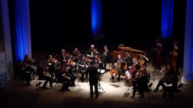Dnipro, Ukrayna - 12 Mart 2018: Dört mevsim Oda Orkestrası - Ana iletken Dmitry Logvin gerçekleştirmek Aria Johann Sebastian Bach Devlet Dram Tiyatrosu'nda tarafından.
