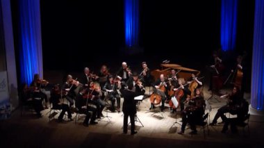 Dnipro, Ukrayna - 12 Mart 2018: Dört mevsim Oda Orkestrası - Ana iletken Dmitry Logvin gerçekleştirmek Aria Johann Sebastian Bach Devlet Dram Tiyatrosu'nda tarafından.