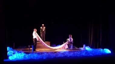 Dnipro, Ukrayna - 23 Mart 2018: Lütfen, Dnipro devlet Drama ve komedi tiyatro üyeleri tarafından gerçekleştirilen bir içki.