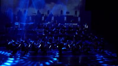 Dnipro, Ukrayna - 11 Şubat 2018: Symphonyic göstermek Dnipro Opera ve bale Tiyatrosu - üyeleri Şef Yuri Porohovnik yapılan.