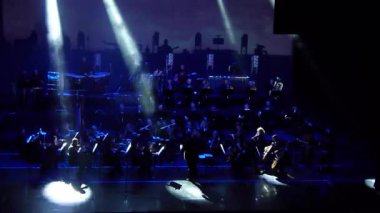 Dnipro, Ukrayna - 11 Şubat 2018: Symphonyic göstermek Dnipro Opera ve bale Tiyatrosu - üyeleri Şef Yuri Porohovnik yapılan.