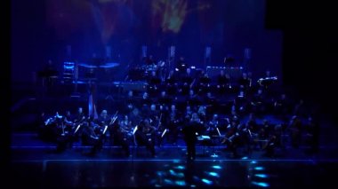 Dnipro, Ukrayna - 11 Şubat 2018: Symphonyic göstermek Dnipro Opera ve bale Tiyatrosu - üyeleri Şef Yuri Porohovnik yapılan.