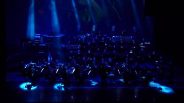 Dnipro, Ukrayna - 11 Şubat 2018: Symphonyic göstermek Dnipro Opera ve bale Tiyatrosu - üyeleri Şef Yuri Porohovnik yapılan.
