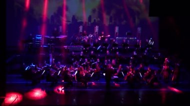 Dnipro, Ukrayna - 11 Şubat 2018: Symphonyic göstermek Dnipro Opera ve bale Tiyatrosu - üyeleri Şef Yuri Porohovnik yapılan.