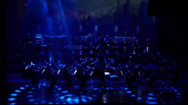 Dnipro, Ukrayna - 11 Şubat 2018: Symphonyic göstermek Dnipro Opera ve bale Tiyatrosu - üyeleri Şef Yuri Porohovnik yapılan.