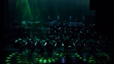 Dnipro, Ukrayna - 11 Şubat 2018: Symphonyic göstermek Dnipro Opera ve bale Tiyatrosu - üyeleri Şef Yuri Porohovnik yapılan.