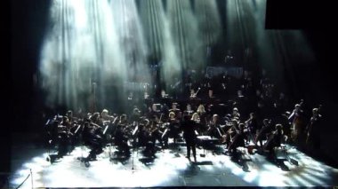 Dnipro, Ukrayna - 11 Şubat 2018: Symphonyic göstermek Dnipro Opera ve bale Tiyatrosu - üyeleri Şef Yuri Porohovnik yapılan.