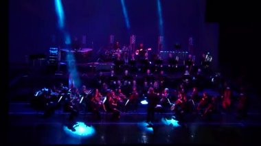 Dnipro, Ukrayna - 11 Şubat 2018: Symphonyic göstermek Dnipro Opera ve bale Tiyatrosu - üyeleri Şef Yuri Porohovnik yapılan.