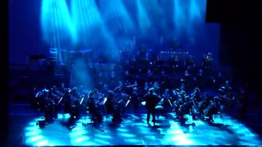 Dnipro, Ukrayna - 11 Şubat 2018: Symphonyic göstermek Dnipro Opera ve bale Tiyatrosu - üyeleri Şef Yuri Porohovnik yapılan.
