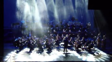 Dnipro, Ukrayna - 11 Şubat 2018: Symphonyic göstermek Dnipro Opera ve bale Tiyatrosu - üyeleri Şef Yuri Porohovnik yapılan.