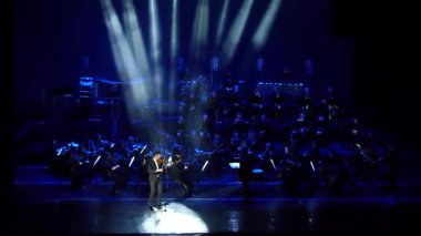 Dnipro, Ukrayna - 11 Şubat 2018: Symphonyic göstermek Dnipro Opera ve bale Tiyatrosu - üyeleri Şef Yuri Porohovnik yapılan.