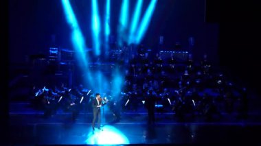 Dnipro, Ukrayna - 11 Şubat 2018: Symphonyic göstermek Dnipro Opera ve bale Tiyatrosu - üyeleri Şef Yuri Porohovnik yapılan.